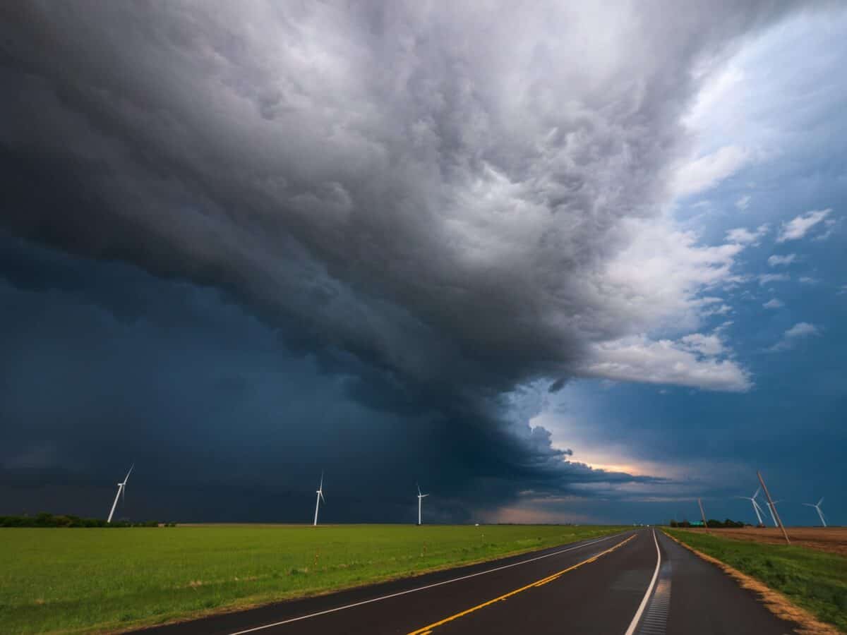 route asphaltée grise sous des nuages ​​gris