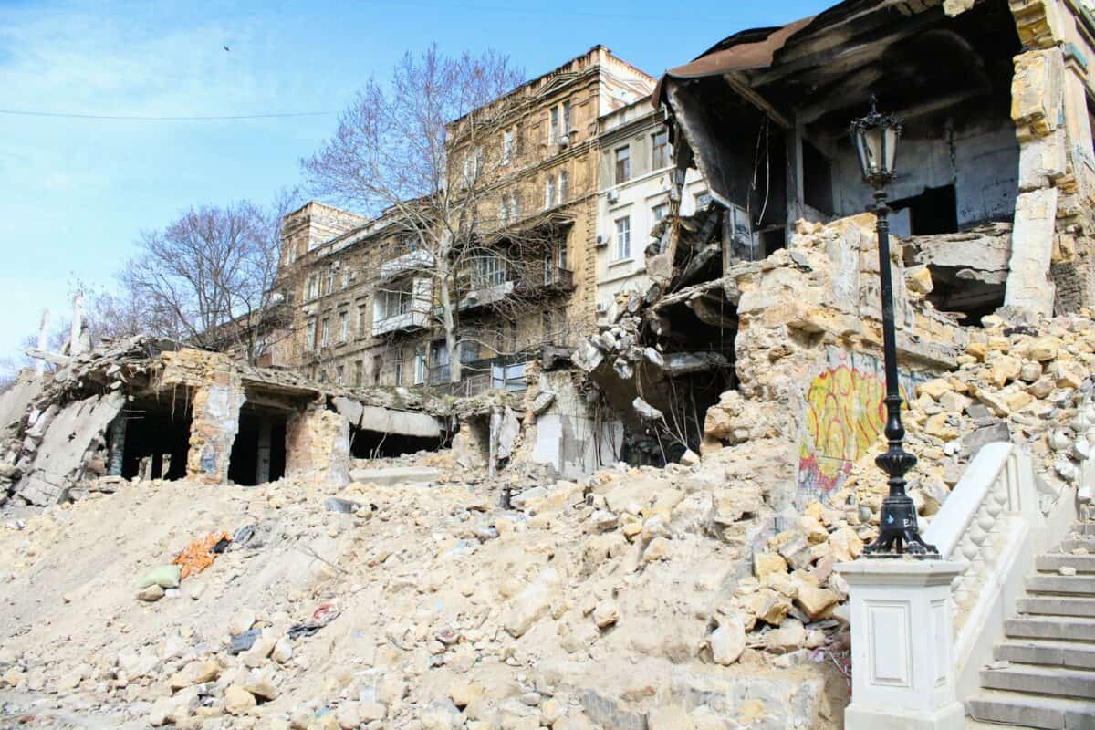 un gros tas de décombres à côté d'un bâtiment