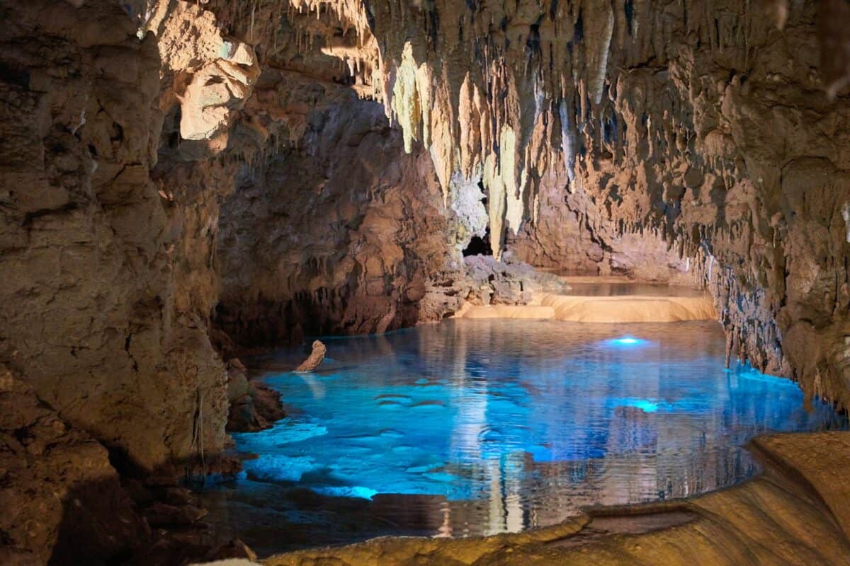 grotte avec plan d'eau calme pendant la journée