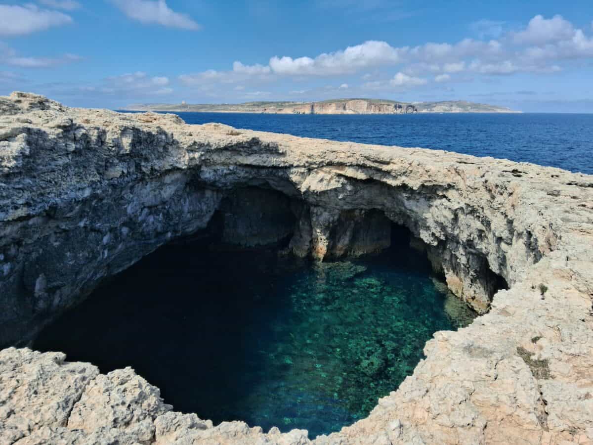une grotte au milieu d'un plan d'eau