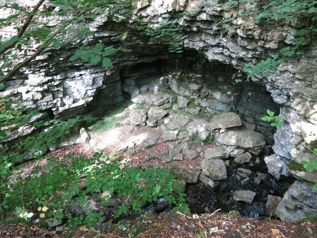 Grotte au-dessus de Shittlehope Burn