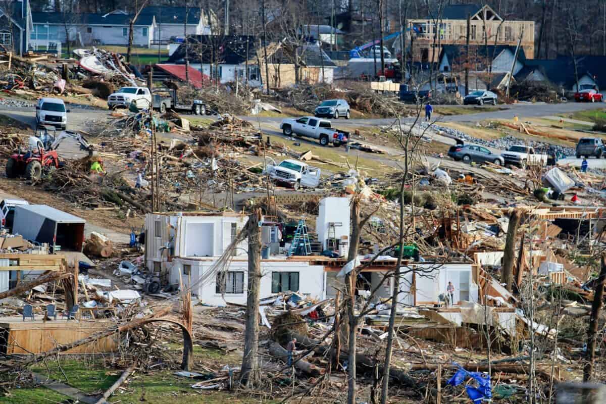 un tas de maisons qui ont été détruites