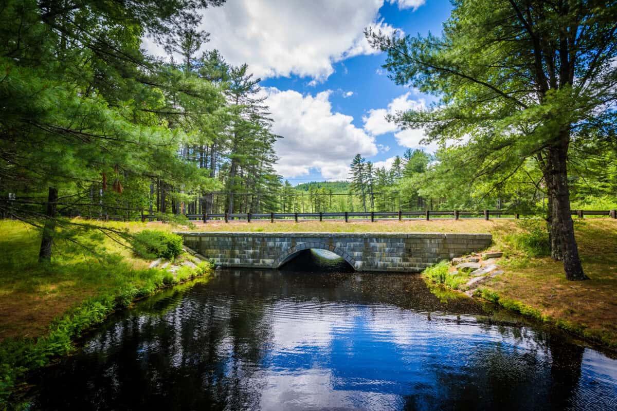 Pont sur un étang au parc national Bear Brook,