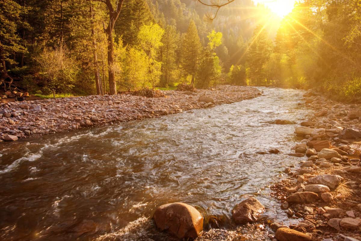 Rivière de montagne au coucher du soleil 