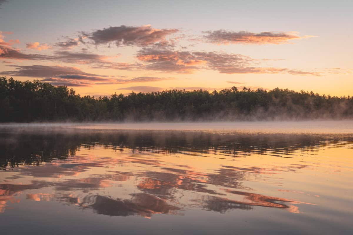 Brouillard sur un lac au lever du soleil, au parc national Baxter, Maine
