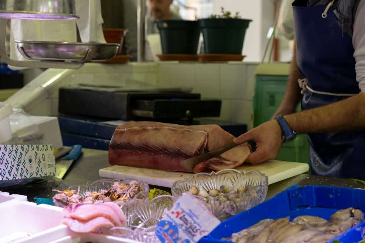 une personne coupant de la viande