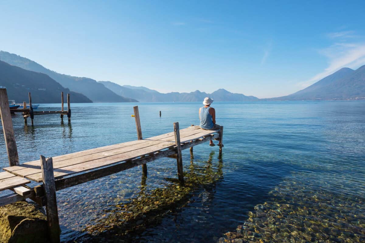 Touriste sur le magnifique lac Atitlan dans les hautes terres du Guatemala, en Amérique centrale. Image de Kamchatka via Depositphotos.