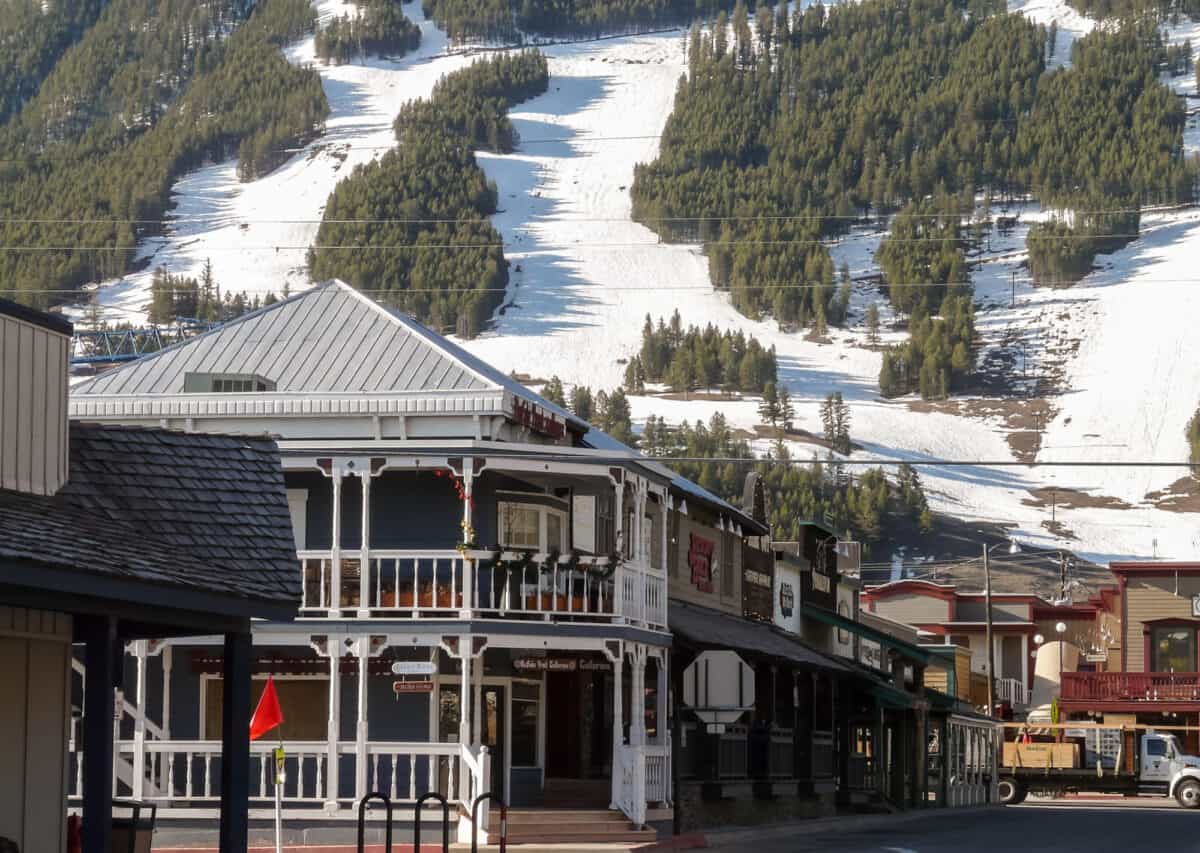 Rues de Jackson Hole avec pistes de ski en arrière-plan