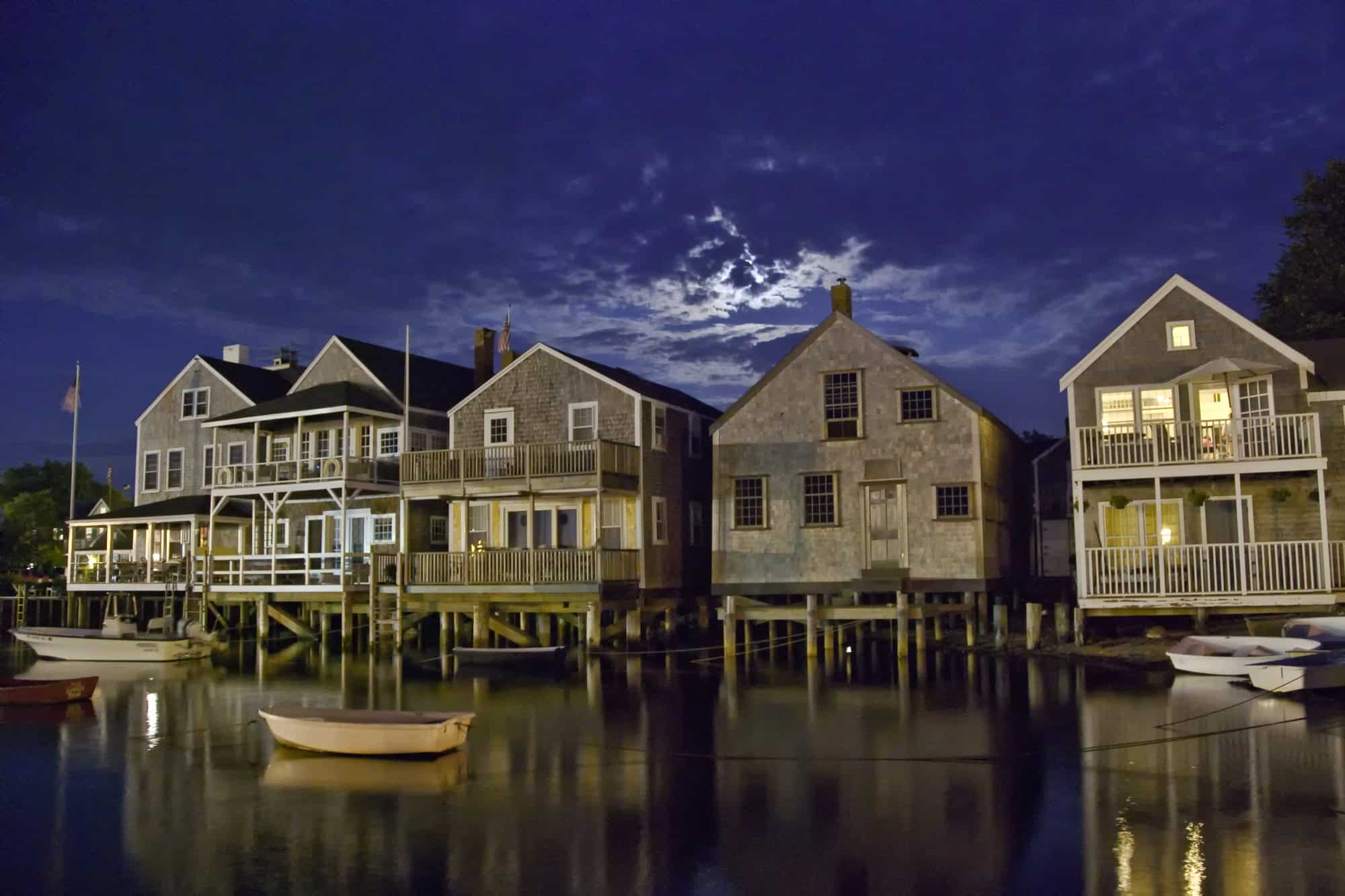 Maisons au-dessus de l'eau sur la côte de Nantucket