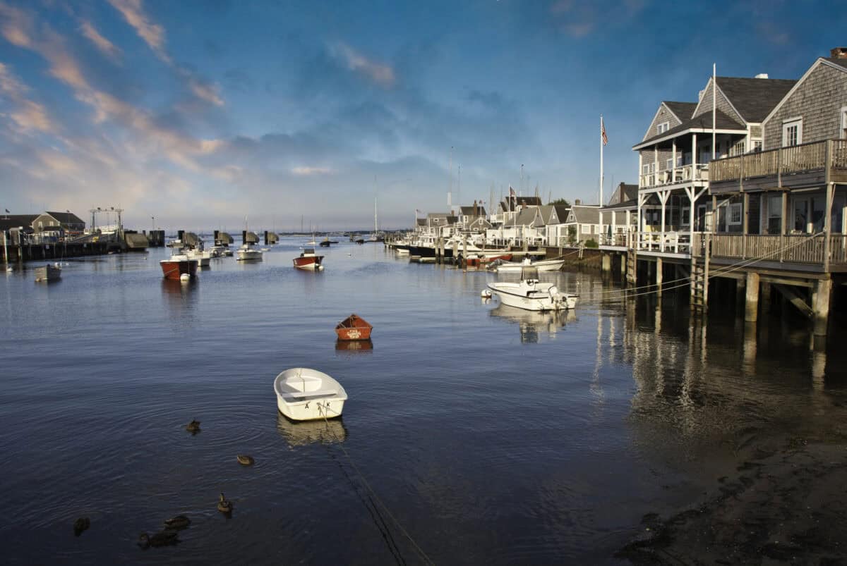 Maisons au-dessus de l'eau à Nantucket au coucher du soleil, Massachusetts, États-Unis