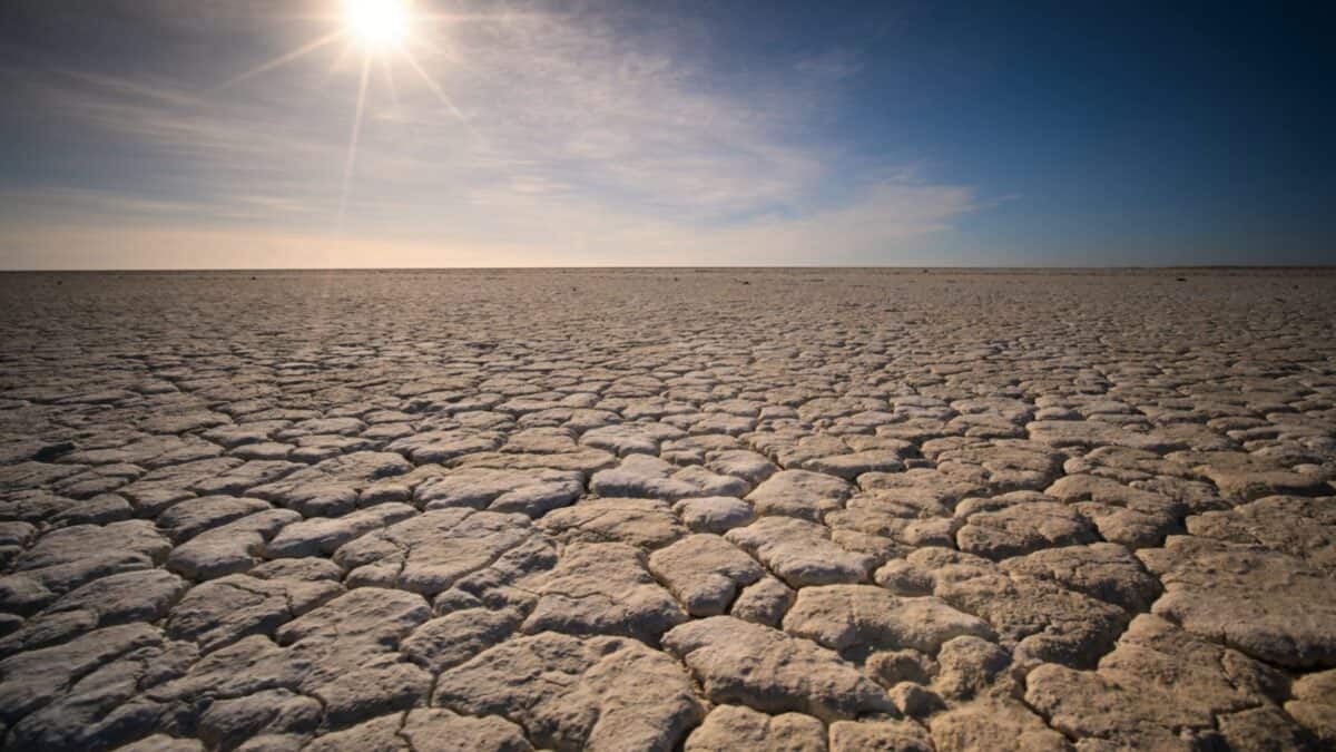 le soleil brille sur une vaste étendue de terre