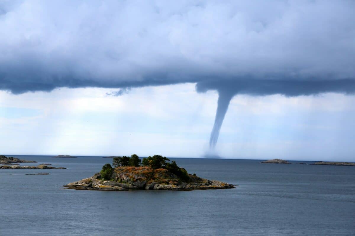 île près de la tornade