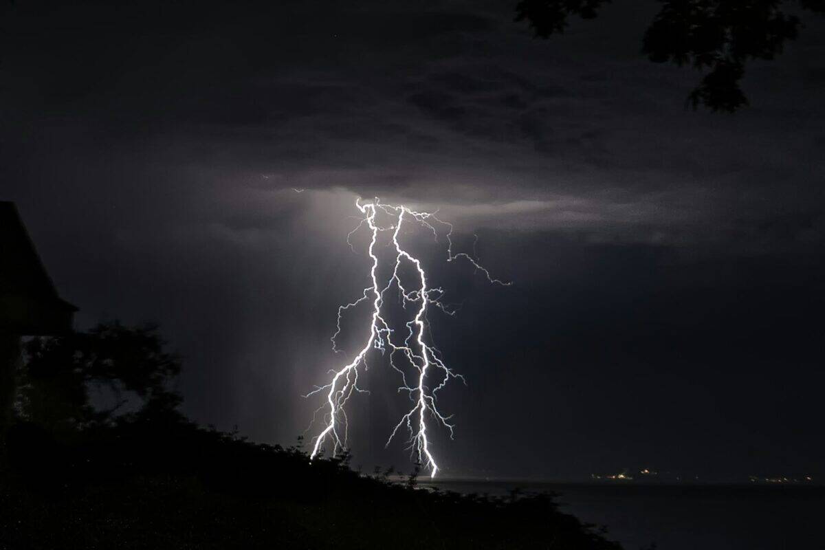 éclairs sur le ciel au-dessus de la mer