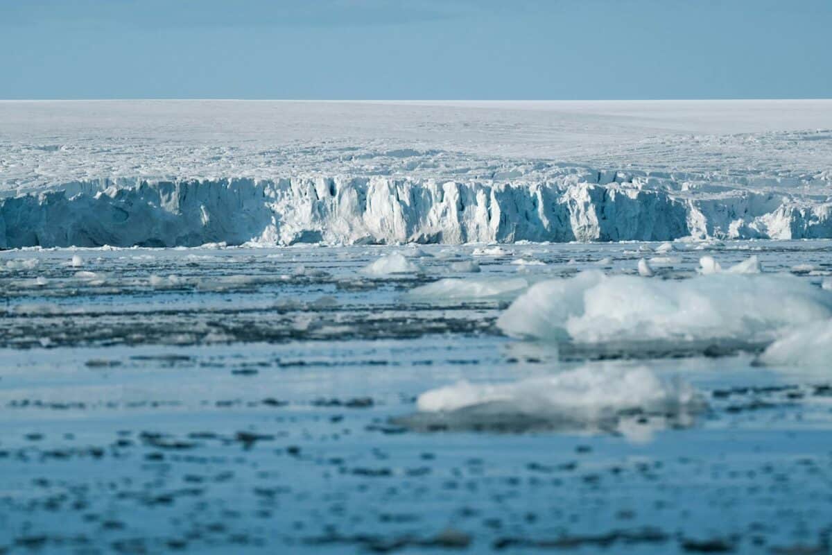 Vaste plate-forme de glace et mer gelée dans l'Arctique, mettant en valeur la beauté du paysage glaciaire naturel.