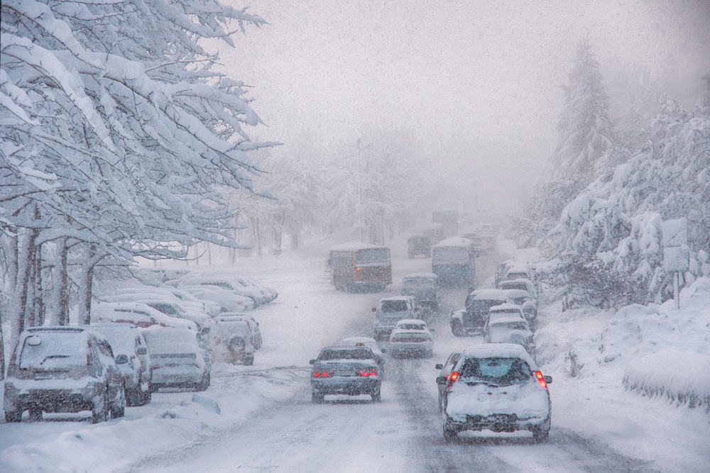 Tempête de neige, mauvaise visibilité, routes glissantes et beaucoup de circulation