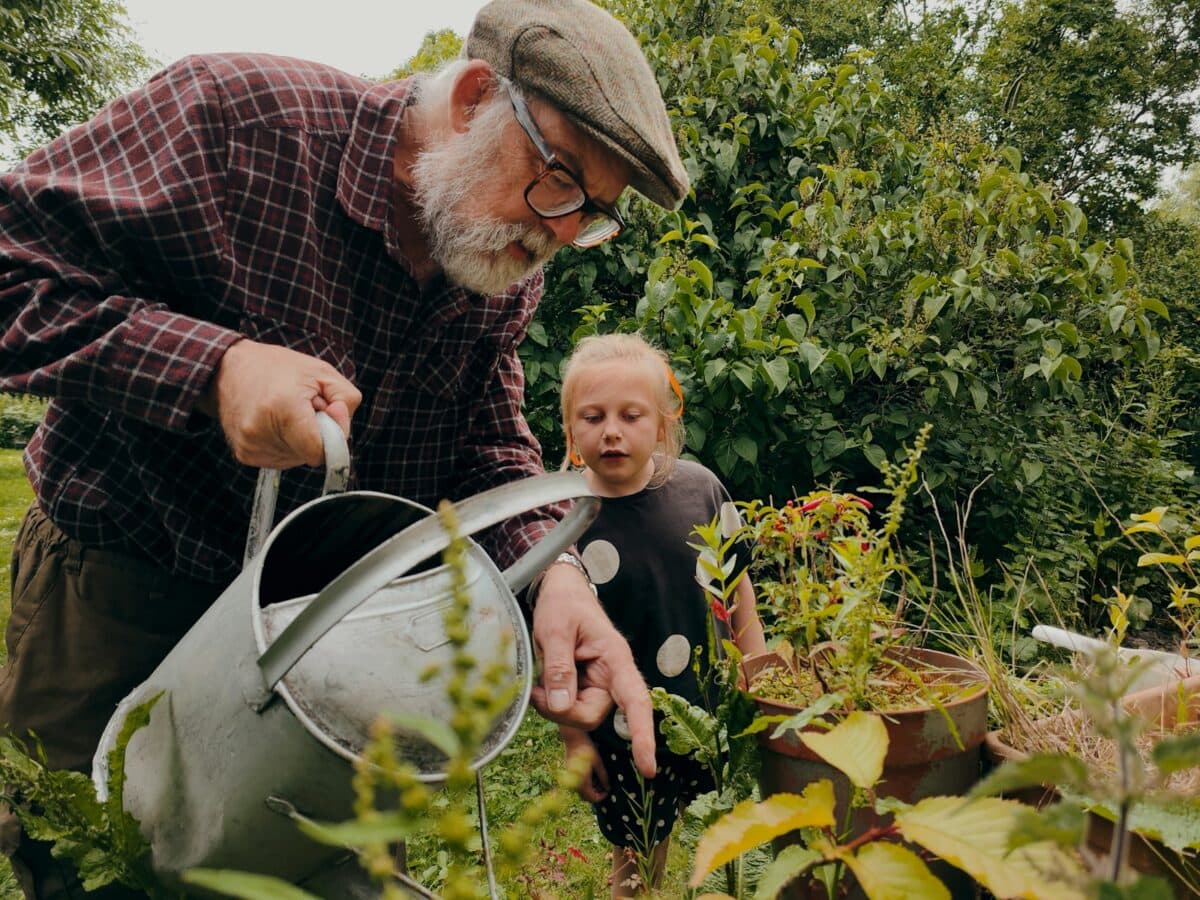 un homme et un enfant regardant une plante