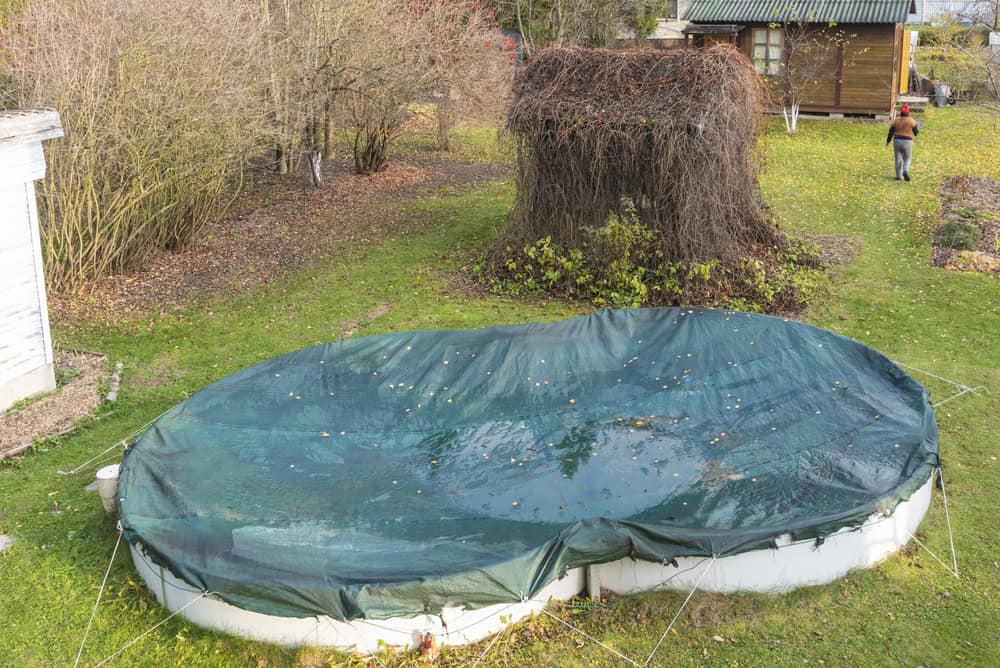 Conservation de piscine l'été, dans une maison de campagne, pour l'hiver