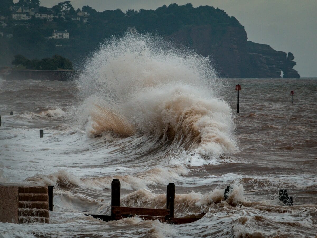 vagues de la mer s'écrasant sur le rivage pendant la journée