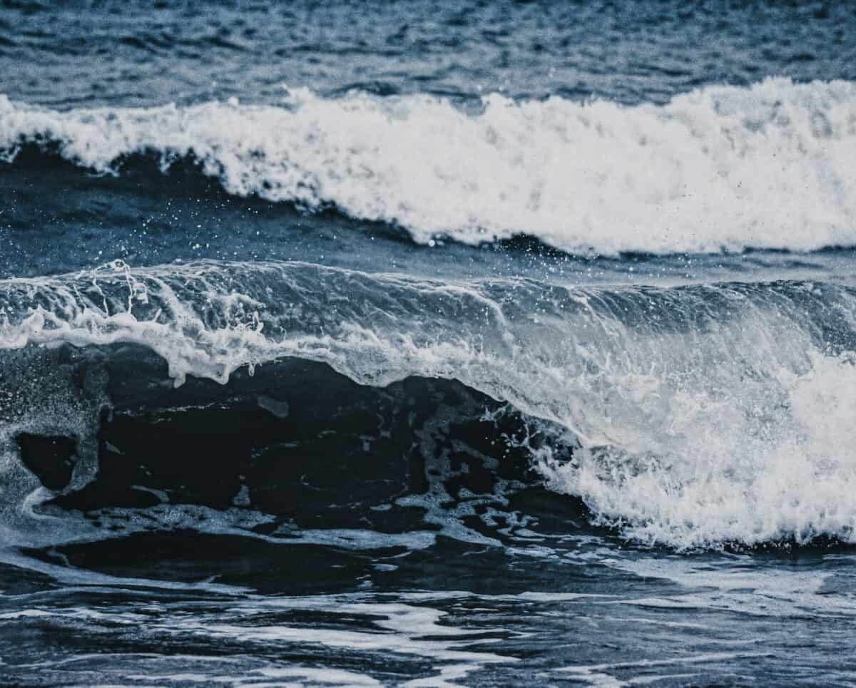 vagues de l'océan s'écrasant sur le rivage pendant la journée
