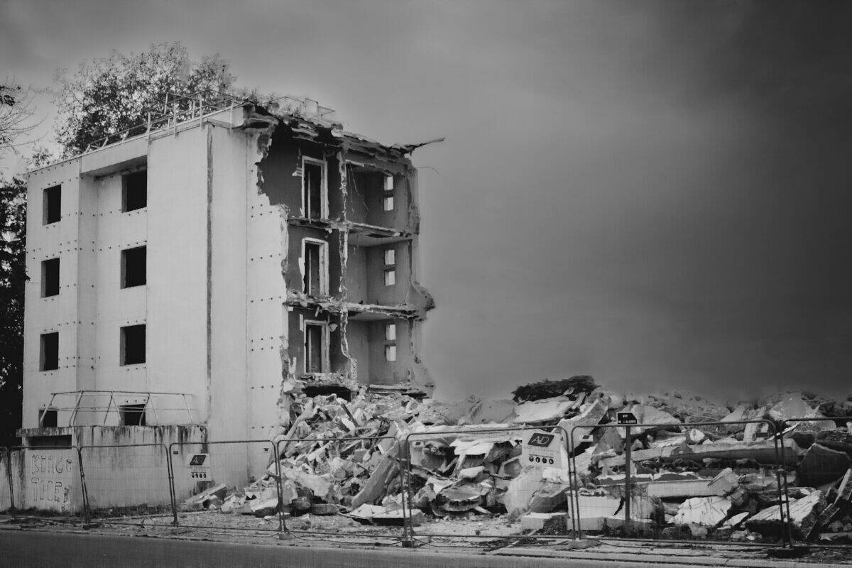 une photo en noir et blanc d'un bâtiment démoli