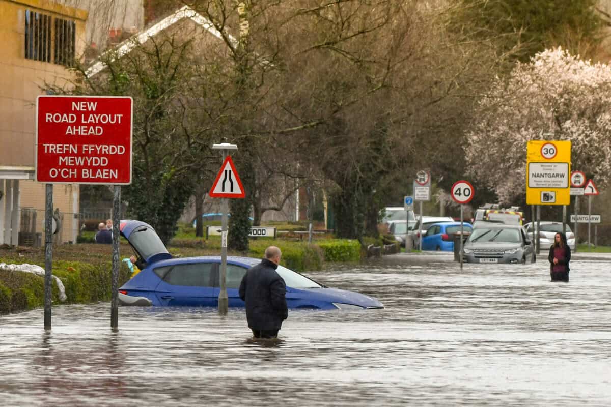 Des gens pataugeant dans les eaux de crue à Cardiff, Pays de Galles, 2020