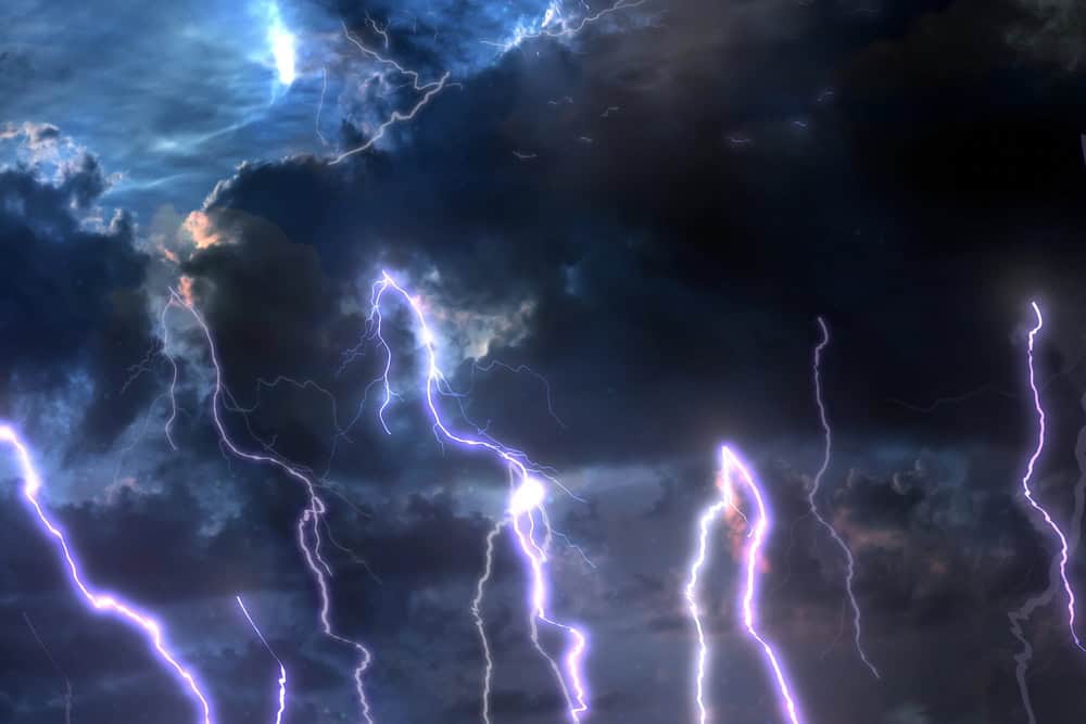 Un orage violent surveille les nuages ​​​​éclairs