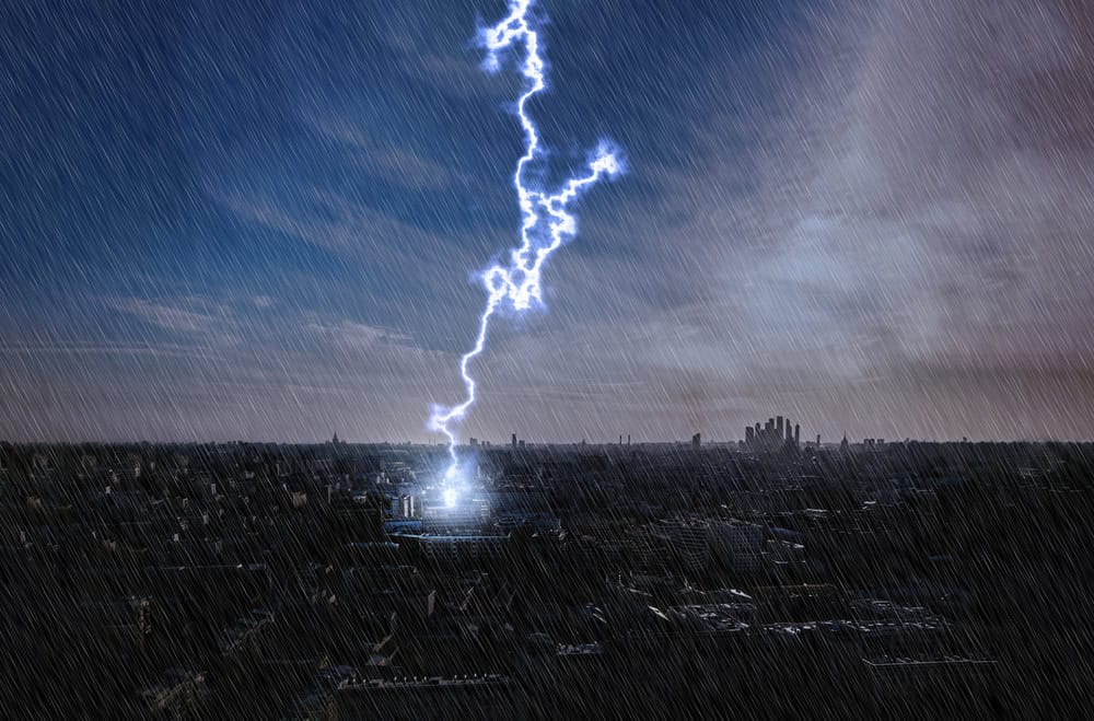 La puissante foudre frappe la ville urbaine