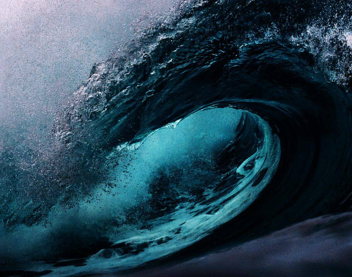 Capture spectaculaire d'une puissante vague océanique aux tons bleu foncé.