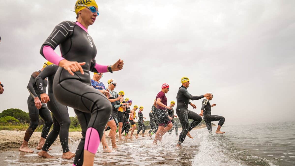 Des triathlètes en combinaison commencent leur course sur une plage de Gelibolu, en Turquie.