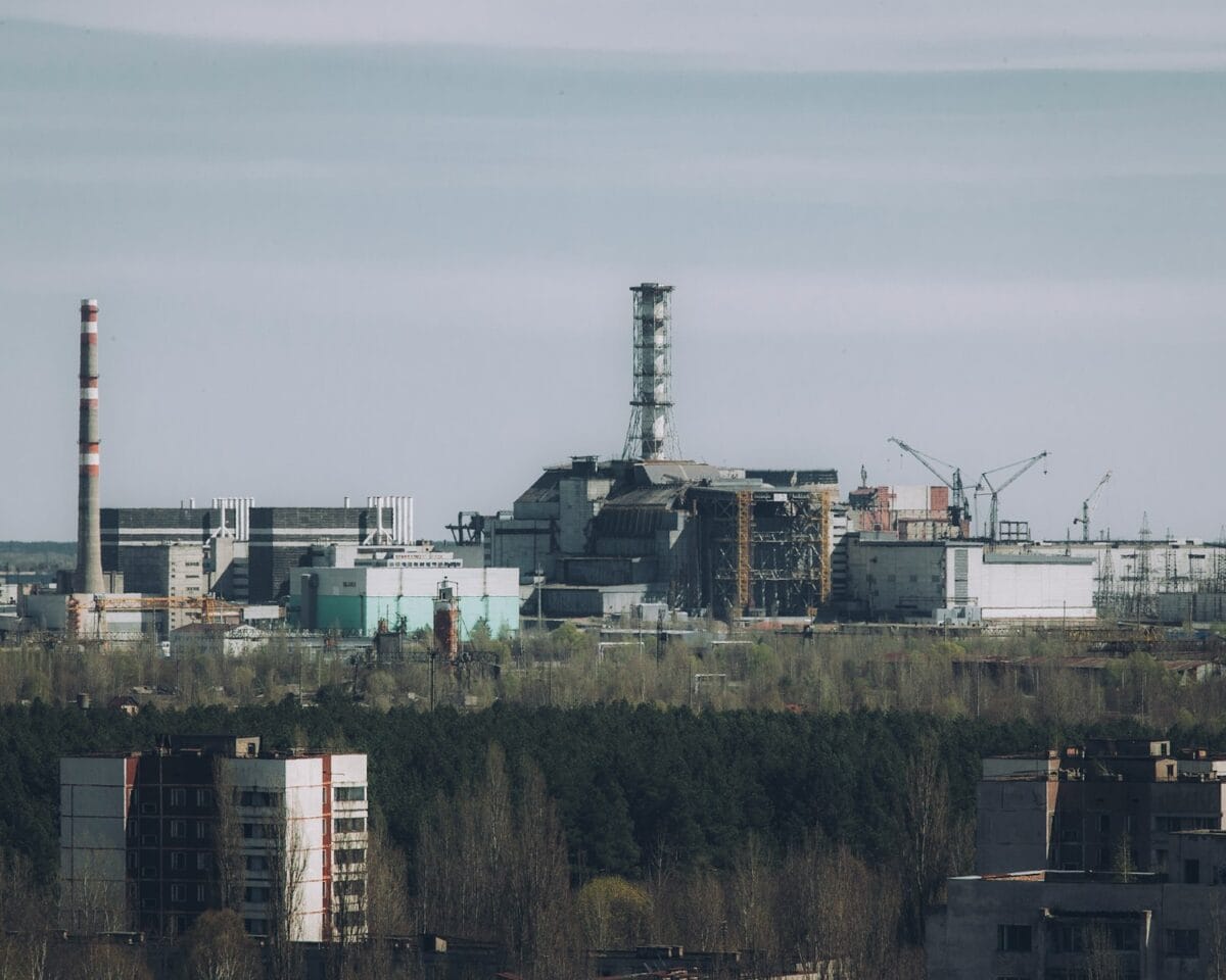 une usine avec beaucoup de fumée qui en sort