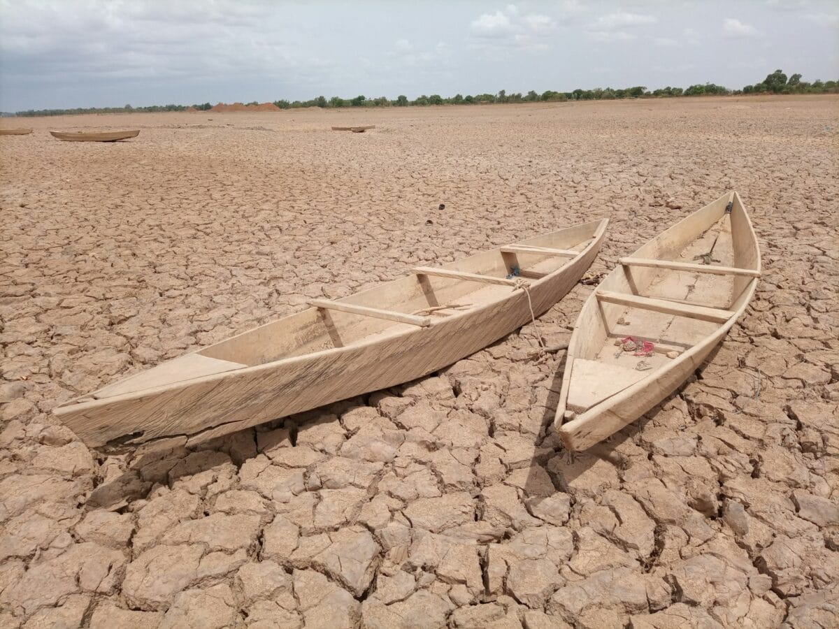 bateau en bois marron sur sable brun pendant la journée