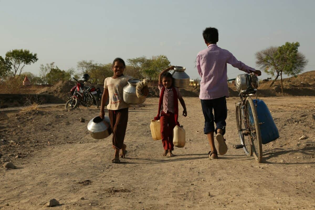 Des gens allant chercher de l'eau pendant une sécheresse