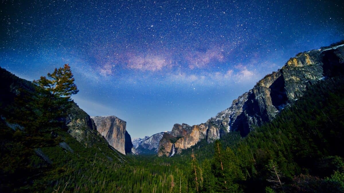 Superbe nuit de la Voie lactée au-dessus de la vallée de Yosemite
