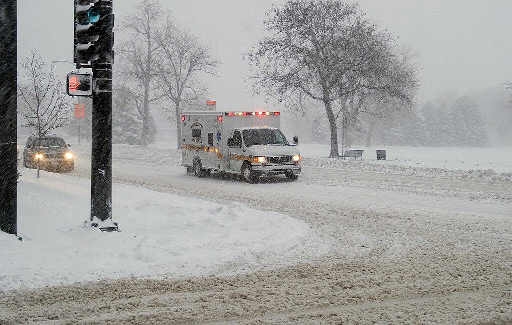 (20 décembre 2006 Denver, Colorado) - Les charrues s'efforcent de maintenir la rue praticable alors qu'un blizzard frappe Denver avec jusqu'à 28 pouces de neige prévus.