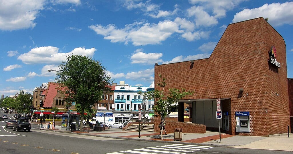 Une succursale SunTrust située au 1800 Columbia Road, NW, dans le quartier Adams Morgan de Washington, DC. Le site est l'ancien emplacement du Knickerbocker Theatre, qui s'est effondré le 28 janvier 1922, lors de la tempête Knickerbocker.