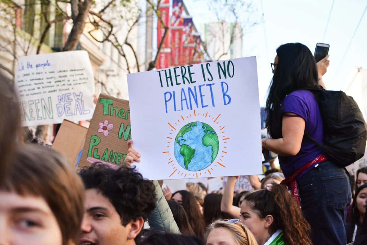personne tenant il n'y a pas d'affiche de planète b