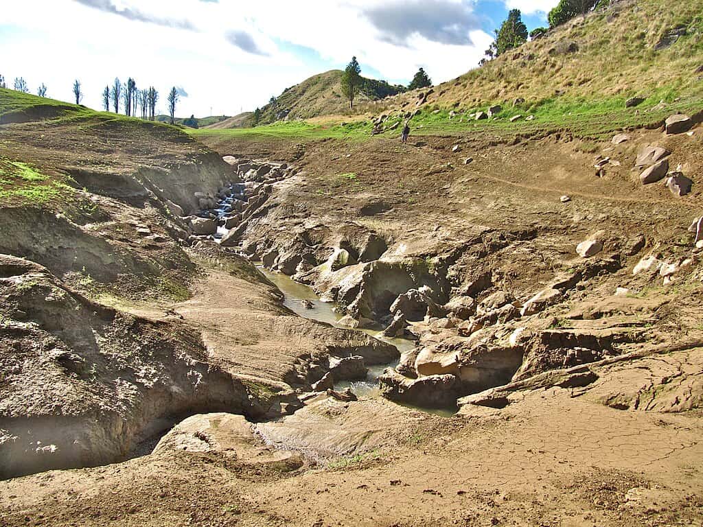 Pakihi Stream se jette dans un gouffre.