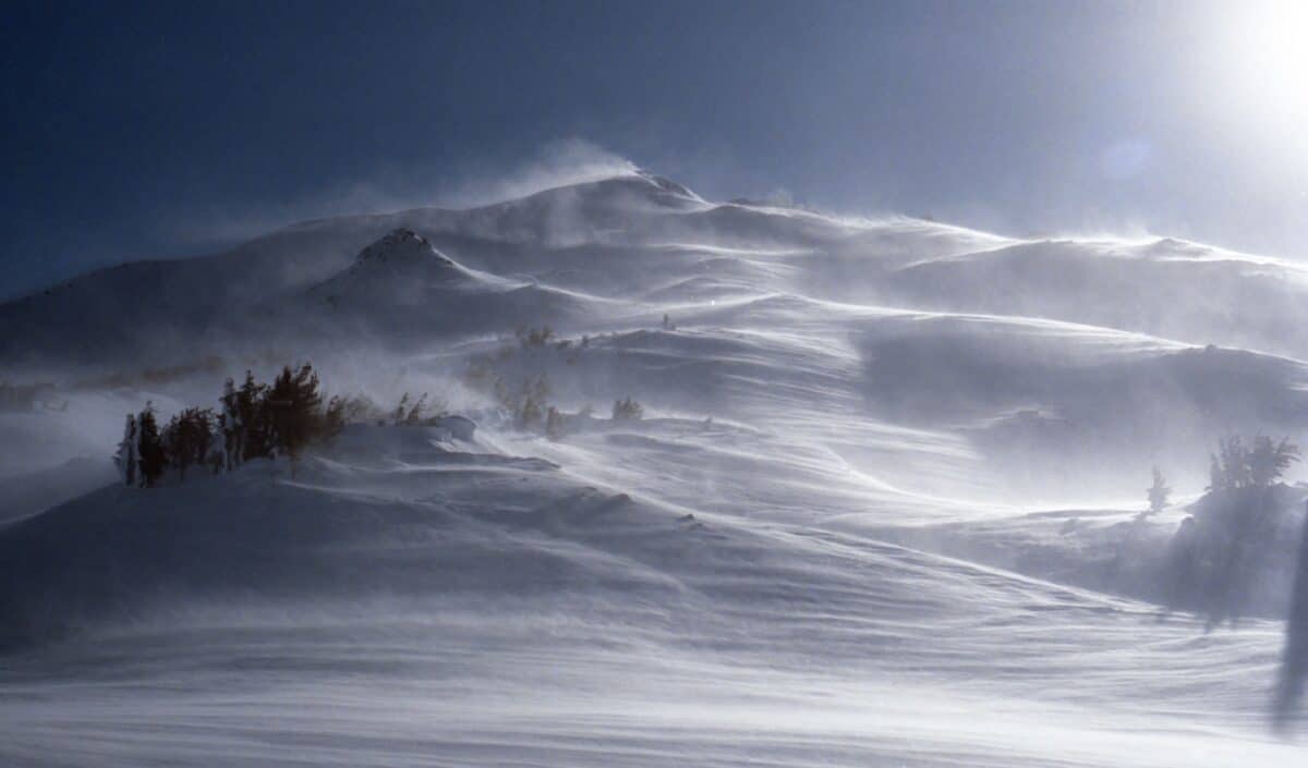 photo de paysage de montagne couverte de neige