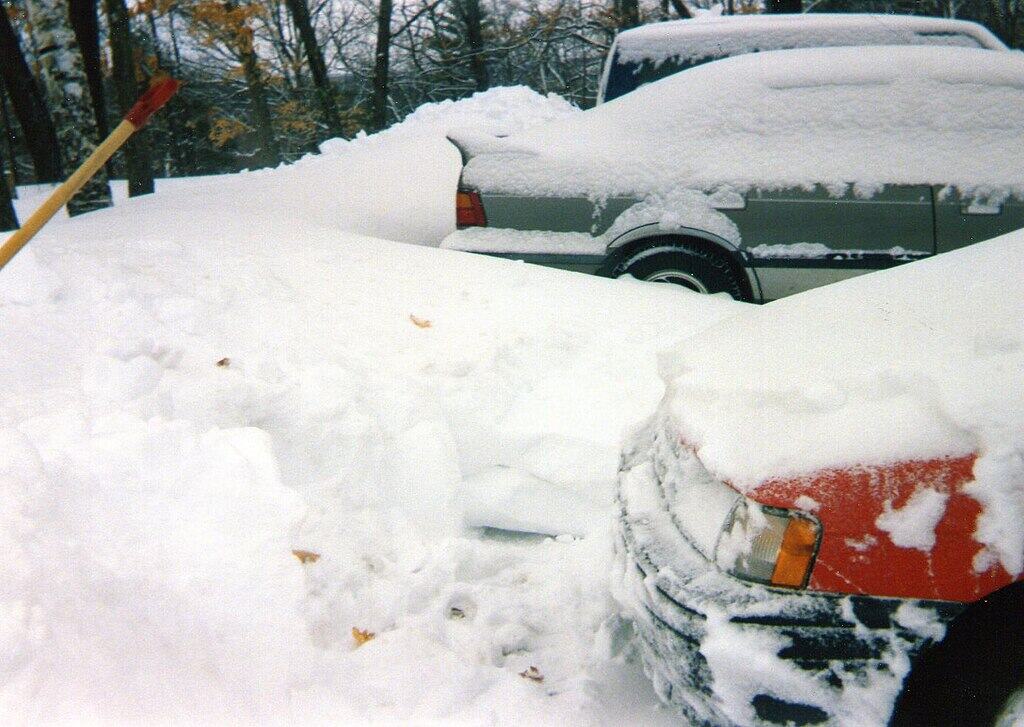 Image d'une Toyota Tercel 1992 partiellement déterrée après la super tempête de 1993 à Fort Devens, Massachusetts