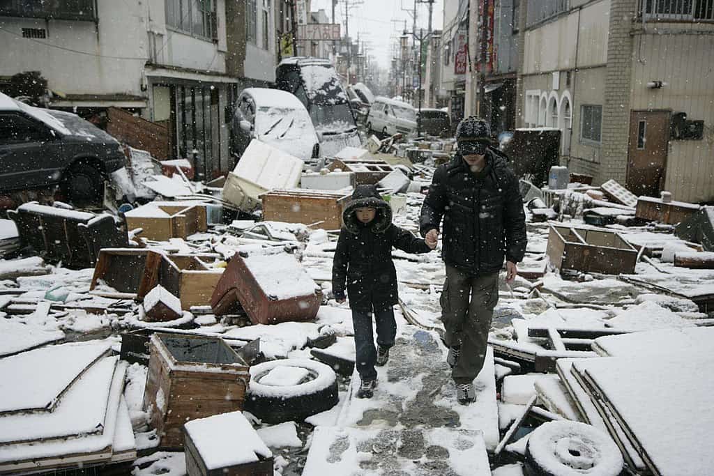 Chutes de neige à Ishinomaki après le tremblement de terre b, 16 mars 2011