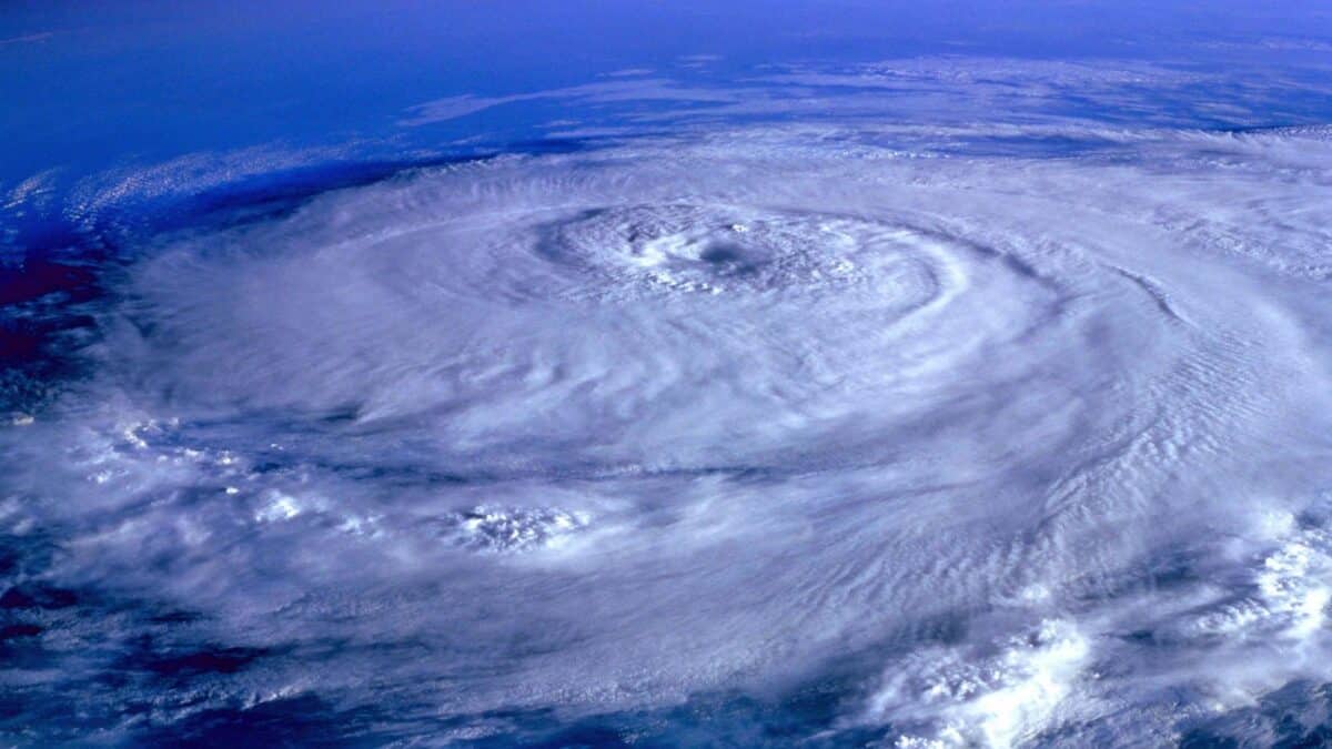 Les ouragans tourbillonnent tandis que leurs vents violents tournent autour.