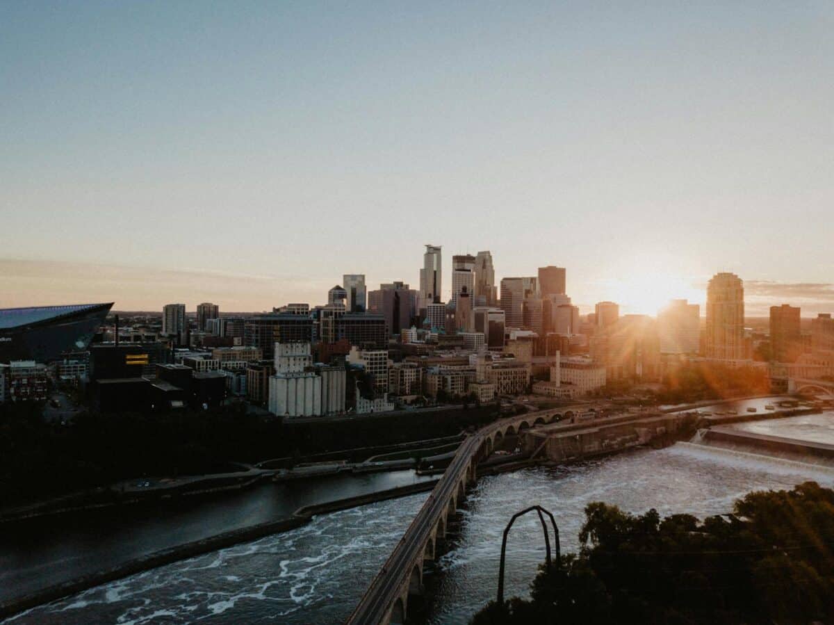 Une vue aérienne à couper le souffle capturant les toits de Minneapolis avec en toile de fond un coucher de soleil pittoresque.