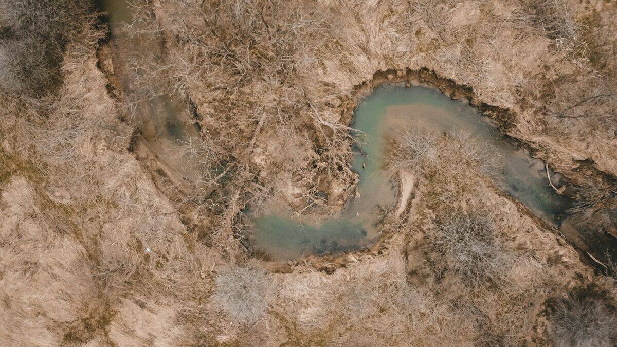 photographie aérienne de plans d'eau et de terres